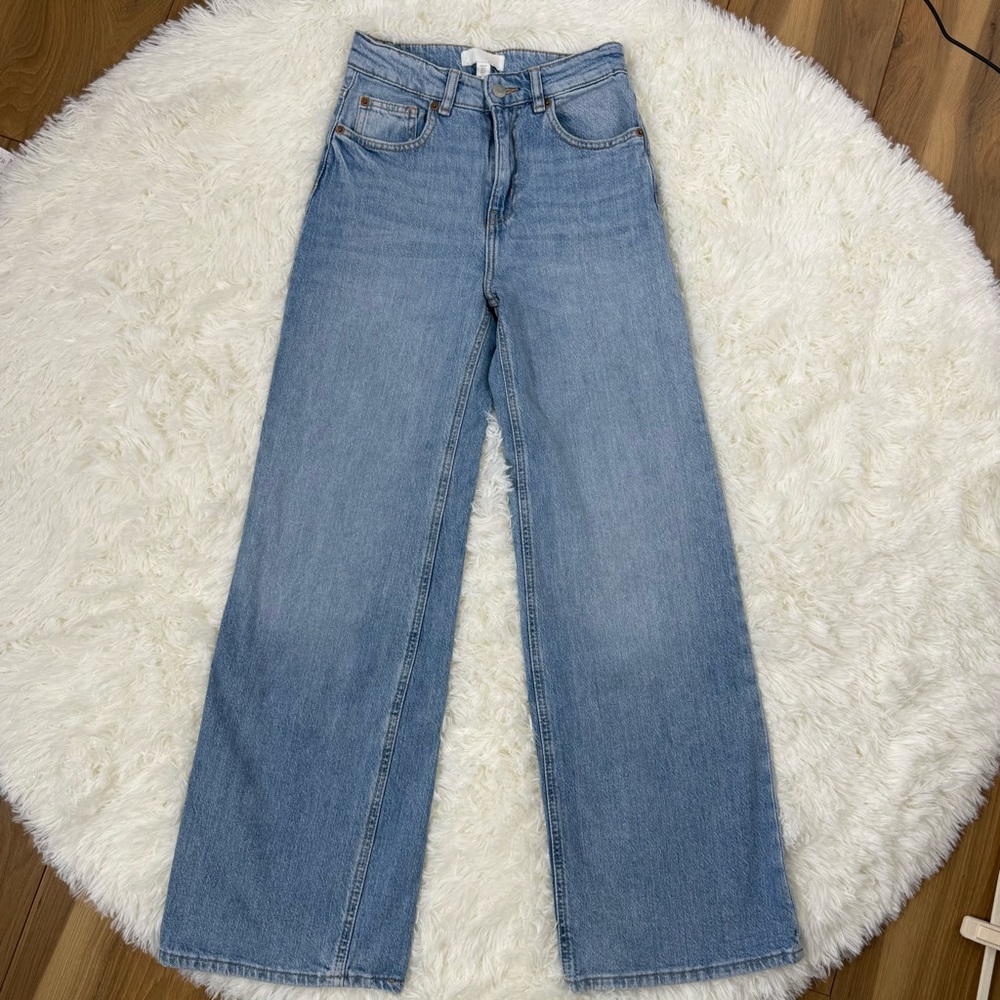 H&M High-Rise Tapered Leg Jeans | Light Wash | Size US 2 EU 34